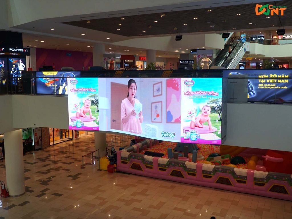 Quảng cáo màn hình (DOOH) nổi bật tại trung tâm thương mại